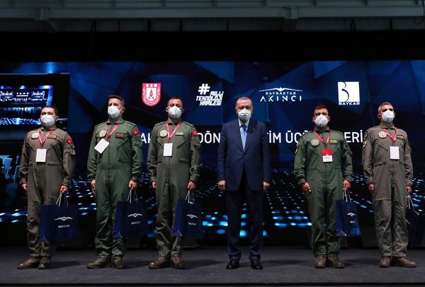 Cumhurbakan Recep Tayyip Erdoan, orlu Hava Meydan Komutanl Aknc Uu Eitim ve Test Merkezi'nde, Bayraktar Aknc Taarruzi nsansz Hava Arac (THA) Teslimat ve Kurs Bitirme Trenine katld.