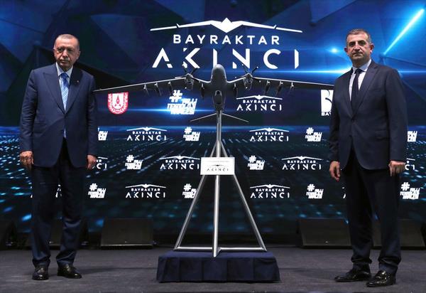 Erdoan, Bayraktar AKINCI THA'nn taksi, kalk ve alak uuunu izledikten sonra hava aralarnn kontrol merkezine girerek incelemelerde bulundu.