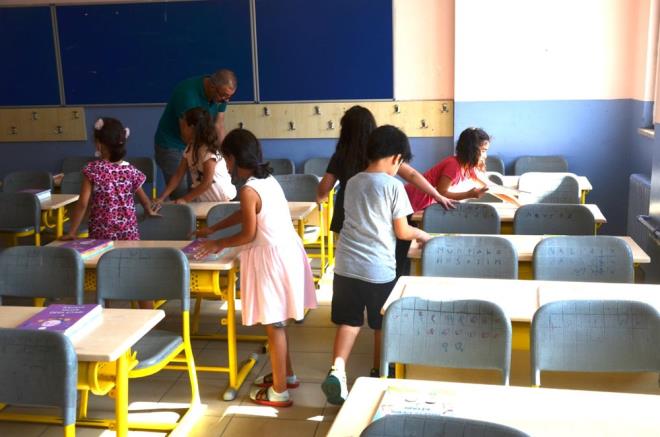 Avclar'daki Yeilkent Mahallesi'ndeki Leyla Bayram lkokulu bu konuda merkez olarak belirlenirken iledeki 64 ilk ve orta dereceli okuldaki 72 bin renci iin gnderilen 550 bin kitap tutanaklarla okul yneticilerine teslim edildi.