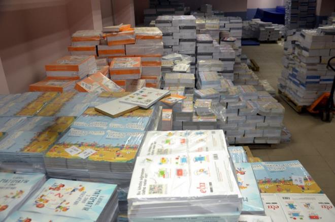 Corona virs nedeniyle uzun aradan sonra yz yze eitim ile ilgili son hazrlklar gzden geirilirken rencilere datlacak kitaplar da byk lde okullara teslim edildi.