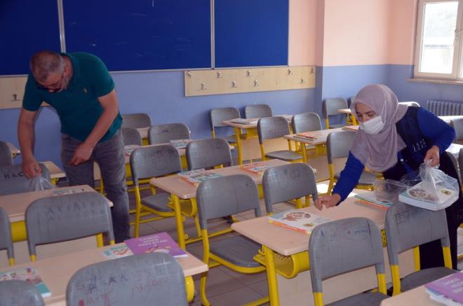 Leyla Bayram lkokulu'ndaki telafi eitimine katlan renciler ders aralarnda snflara giderek kitaplar yerletiren retmen ve grevlilere ksa sreliine yardm etti.