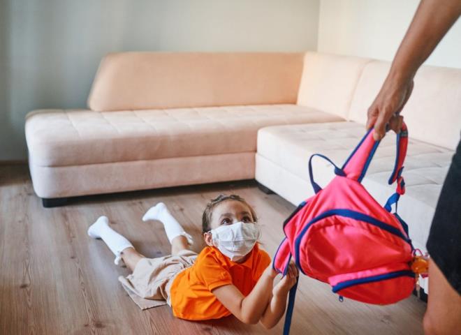 6 Eyll?de okul ncesi, ilk ve orta renimdeki tm kademeler okullarda, snflarda olacak. Ama onun ncesinde 1-3 Eyll tarihlerinde uyum eitimi yaplacak. Yaklak 3 milyon rencinin katlaca uyum eitimi iin ocuunu ilk kez okula gnderecek veliler telal.