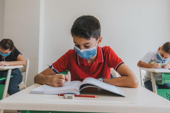 9. Kendi deneyiminizi unutun: Eer aileden birinin okul deneyimi ktyse ve istemeden de olsa bu deneyim ocua aktarlmsa, ocuk okula baladnda daha kaygl olabiliyor. Herkesin deneyiminin kendine has olduunu unutmayn ve kendi yaadnzla kyaslamayn. ocuunuzdan byk beklentilere girmeyin ve onu baka ocuklarla karlatrmayn.