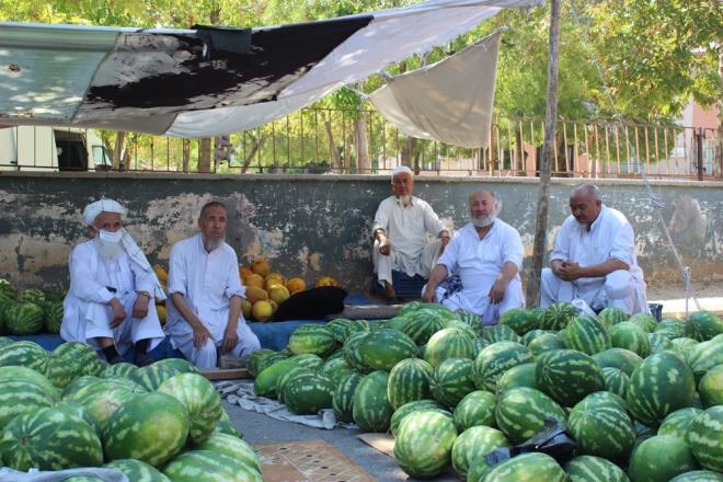brahim Allahyar kimsenin toprandan kopmak istemeyeceini belirterek, ?Biz Afganistan? grmediimiz iin ok sknt yok ama babalarmz, dedelerimiz kimse canndan toprandan kopmak istemez. lla vatan hasreti oluyor sonuta orada anlar var. Ama orada da dklen bir kan var. Yeni yetien nesil iin zlem yok belki ama eskiden gelmi olanlar iin vatan zlemi var" dedi.