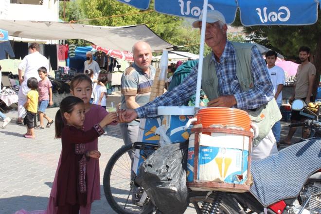 Taliban'n baz devletler tarafndan kurulan terr rgt olduunu belirten Allahyar, ?Biz Trk okullarnda okuduk ve eriat ile ynetilen lke olduunu dnmyoruz. Bunun byk dnya devletleri tarafndan kurulan terr rgt olduu aka grlmekte. Bizler Taliban'a nceden de karydk imdi de karyz. Devletlere kar kurulan rgtlere, yaplara darbecilere karyz" diye konutu.