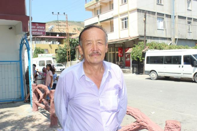 Muhtar Kurt, kimsenin lkesinden evlerini brakp gelmek istemeyeceini ancak mecburiyetten geldiklerini belirterek, ?Kim ister ki memleketini brakp gitmeyi. Ben de 39 senedir burada yayorum. Tabiki Afganistan?da olsaydk gmen olmazdk, kimse bizi niye g ettiniz geldiniz demezdi. Biz de evimizden lkemizden ayrlmak istemezdik mecbur olduumuzdan dolay ktk geldik? dedi.    Taliban'a kar olduklarn syleyen Kurt, ?eriat ocuklar ldrmez, kadnlar dvmez, yolun ortasnda kadnlar krbalyorlar. Bunlarnki ne eriat ne din. Koymular iki metre sar, buna snarak ben Mslmanm diyor. eriat dediin zaman slam getirir" diye konutu.