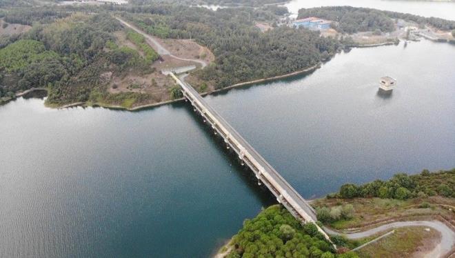 stanbul?un su ihtiyacn karlayan 10 barajn doluluk oran 4 ayda toplam olarak yzde 22.53 seviyesinde dt.     En yksek doluluk oran yzde 87,77 ile merli'de llrken, en az yzde 1,92 ile Pabudere'de oldu.