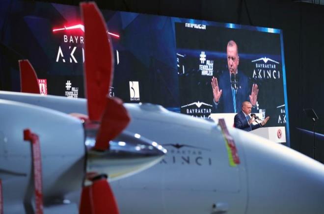 Tam Otomatik Uu Kontrol ve 3 Yedekli Otopilot Sistemi'yle yer sistemlerine baml olmakszn otomatik ini kalk yapabilen Bayraktar AKINCI THA, ift Yedekli SATCOM ile haberleme menzili bulunmakszn uydu vastasyla komuta edilebilecek.