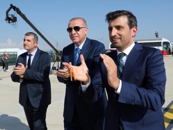 AKINCI THA UU ZELLKLER  <br>    40,000 Feet Uu rtifas<br>    24 Saat Havada Kal Sresi<br>    ift Yedekli SATCOM + ift Yedekli LOS<br>Tam Otomatik Uu Kontrol ve 3 Yedekli Otopilot Sistemi (Triple Redundant)    <br>  Yer Sistemlerine Baml Olmakszn Tam Otomatik ni ve Kalk zellii    <br>  GPS Bamll Olmakszn Dahili Sensr Fzyonu le Seyrsefer zellii