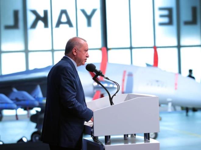 Trende aklamalarda bulunan Cumhurbakan Recep Tayyip Erdoan, savunma sanayisindeki yerlilik orannn yzde 20'lerden yzde 80'lere kmasnn Cumhuriyet tarihindeki en nemli baarlardan biri olduunu ifade etti. Erdoan AKINCI ile birlikte Trkiye'nin, bu alanda dnyadaki en iyi 3 lkeden biri olduunu belirtti