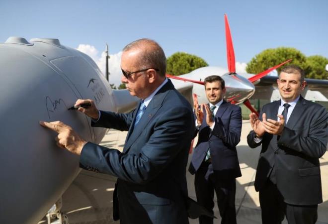 Sava uaklarnn ykn azaltacak Bayraktar AKINCI THA ile hava bombardman da icra edilebilecek.Trkiye'de milli olarak gelitirilen hava-hava fzeleriyle donatlacak AKINCI THA, bylece hava hedeflerini de etkisiz hale getirebilecek.Kendi snfnda dnyann en ileri teknolojik zelliklerine sahip Bayraktar AKINCI THA, yerli ve milli olarak retilen mhimmatlar kullanabilecek.