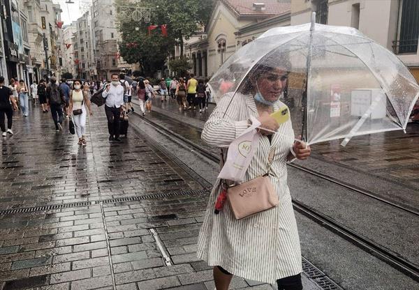 en, "Leylekler hava durumuyla ilgilidir. Bulunduklar yerlerde, Karadeniz'in kuzeyindeki sazlklarda oluyorlar. O blgelerde kuraklk var, zannedersem yiyecek bulamadlar ve erken gidelim dediler. K habercisi deildir." szlerini syledi.