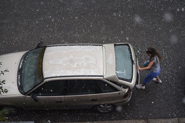 stanbul bu vakte dikkat!<br>  en, "Bu ya srasnda stanbul'da dolu ya da olabilir.  Anadolu'nun kuzeyinde dikkat etmemiz lazm, bu gece de (2 Austos gecesi) stanbul'a dikkat etmemiz lazm. Gk grltl saanak ya bekleniyor." szlerini syledi.