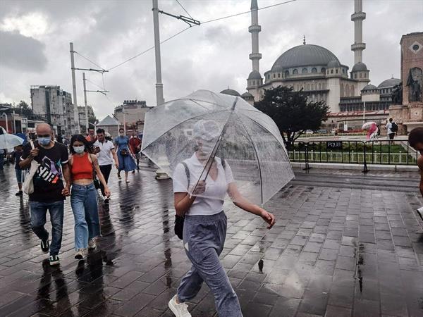 Meteoroloji uzmanlarndan alnan bilgiye gre; stanbul'da gk grltl saanak bekleniyor. Ayrca yurt genelinde de scaklklarn decei sylendi. Hava profesr Orhan en ise  stanbul'a saat verdi. nmzdeki 10 gne de dikkat! te en'in uyarlarnn detaylar...