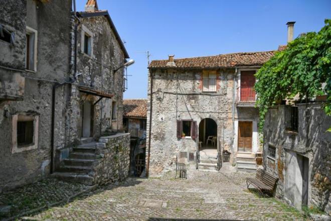 Sperduti, " Her seferinde bir adm atyoruz. Aileler iletiime geip eski evlerini bize teslim ettike, her eyi ok effaf hale getirmek iin bunlar web sitemizden kamu duyurular araclyla piyasaya sryoruz" dedi.  (http://www.comunedimaenza.it/c059013/hh/index.php)