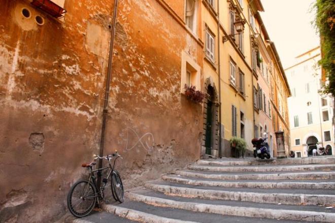 1700'l yllara dayanan, u anda satta olan 1 Euro'luk evler, kk bir meydana bakar ve Pontine adalarnn esiz deniz manzarasna sahiptir. Kaln pencere ereveleri ve kemerli bir giri kaps olan byk kaba koyu gri talardan yaplmtr.