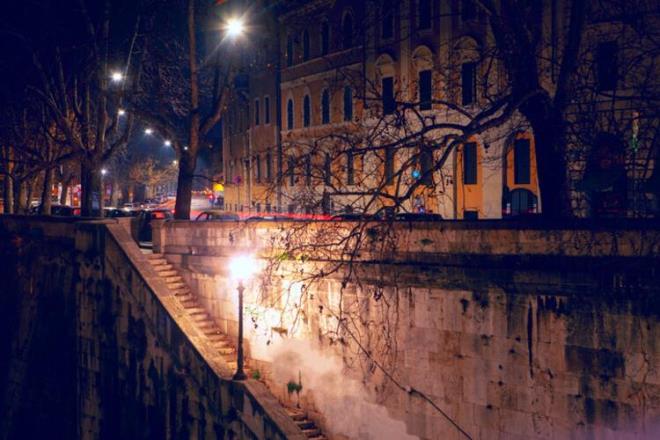Ak gnlerde Maenza'dan manzaras Circeo burnuna kadar uzanr. Kasaba, yemyeil baheler, gller ve otlayan bufalolarla dolu verimli bir eski alana bakmaktadr. Orta a, Maenza'nn altn ayd. kinci Dnya Sava srasnda ehrin bir ksm bombaland. Eski blge, dolambal kemerli sokaklardan, dar geitlerden ve parke tal basamaklardan oluuyor. Amblemler ve armalar binalar sslyor.
