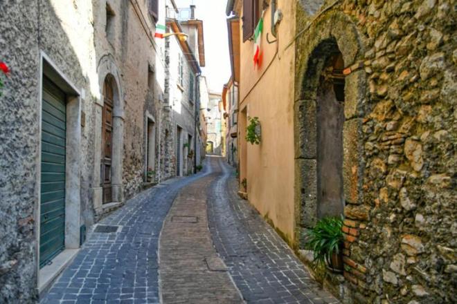 lgilenen alclar ayrca belirli mlk talepleri yapmak iin belediye binasyla iletiime gemeye davet edilir ve yerel yetkililer gereksinimlerini karlamaya alr. Kasaba, bazlar harap durumlar nedeniyle yoldan geenler iin potansiyel bir tehlike haline gelen yaklak 100 ihmal edilmi mlke yeni bir soluk getirmeyi umuyor.