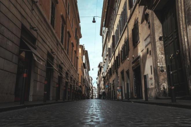 Yaz aylarnda gurme yemek fuarlarnn yan sra konserler, sanat sergileri ve karpuz yeme yarmalar dzenlenmektedir. Yerel lezzetler arasnda kiraz reelleri ve bal bulunur.