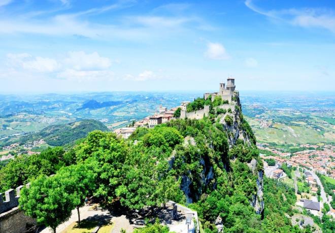 SAN MARNO  talya ierisinde minik bir ehir devleti olan San Marino, Trk vatandalarna vizesiz ancak lkenin kendi havaliman olmad iin ilk duranz talya olacak. talya topraklarndan geeceiniz iin Schengen vizesi gerekiyor. San Marino'ya giri kta pasaport kontrol yaplmyor.