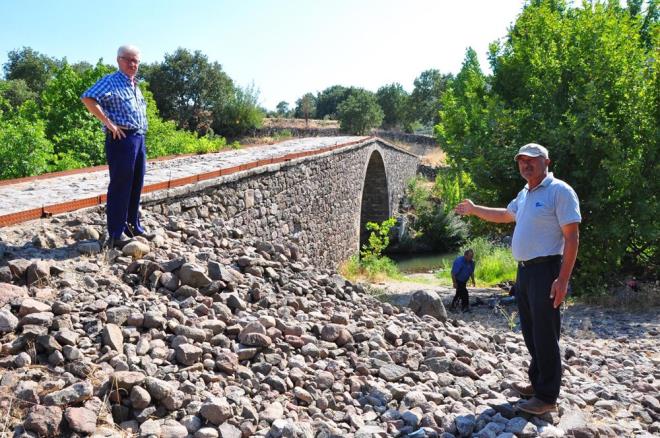 leye bal Pelitalan Mahallesi'ndeki Kocadere ay zerindeki 73 yllk ta kprye define hayali peinde koanlar zarar verdi. Deirmen Kprs'nn ayaklarnda kaz yapan defineciler, yapnn bir blmndeki talar skt.