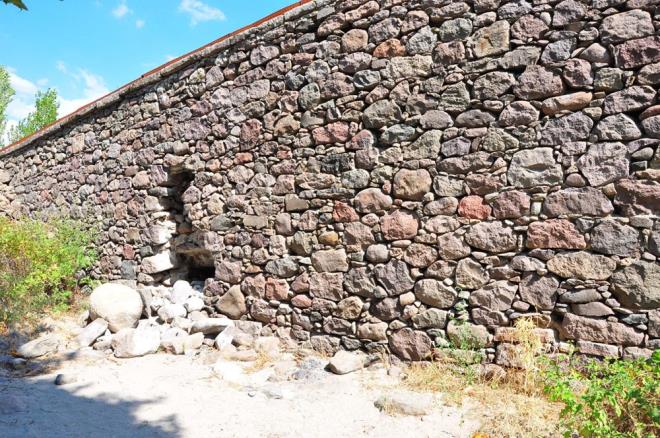 Blgede yaayanlar ise kprnn bir an nce restore edilerek eski haline getirilmesini istedi.    Mahalleli Mustafa Ertrk (66), kprnn 1948 ylnda 5 mahalle sakini tarafndan yapldn belirterek, "1 gn nce tarlam sulamaya geldim. Byle bir durum yoktu. Ertesi gn geldiimde, kpry bu ekilde buldum. Muhtemelen gece yaptlar. Defineciler ncelikle bu kprnn yeni bir kpr olduunu bilsin. Burada define yok. Onarmak istedik ama ST alan diye dokunamyoruz" diye konutu.