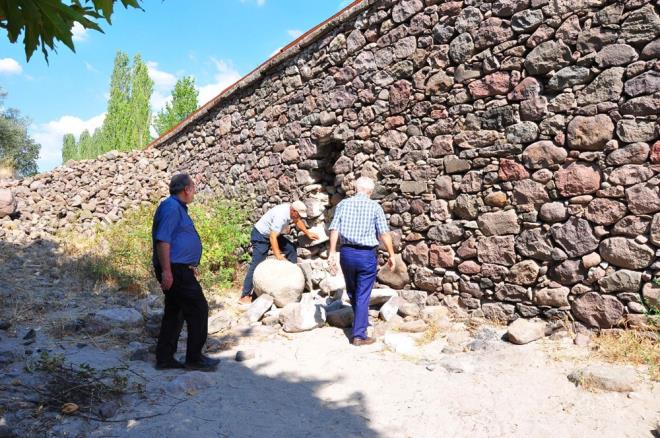 hbar zerine kprye gelen jandarma ekipleri, yapya kimin zarar verdiinin belirlenmesi ve yakalanmas iin alma balatt.