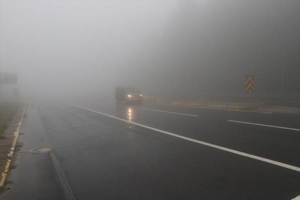 Trafik ekipleri, srcleri takip mesafesini korumalar konusunda uyarrken, karayollar ekipleri de gzergahta denetimlerini srdryor.