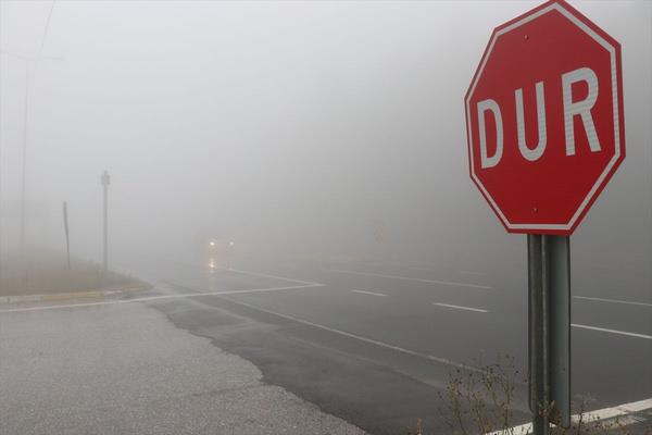 Gzergahn Dzce ve Bolu kesimlerindeki, Bkyan, Karanlkdere, Bakacak, Elmalk, Bolu Da Polisevi ve Seymenler mevkilerinde sis nedeniyle gr mesafesi azald.