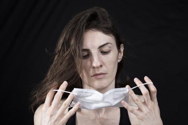 Yzde 9 koruma salyor  <br>  Banglade?in 600 kynde yaayan 340 bin kii zerinde almada, maske takmann Covid-19?un yaylmasn yzde 9 orannda nleyebilecei belirtilirken ve zellikle cerrahi maskelerin 60 ya ve zeri kiilerde enfeksiyonu yzde 35 orannda azaltabildii tespit edildi.