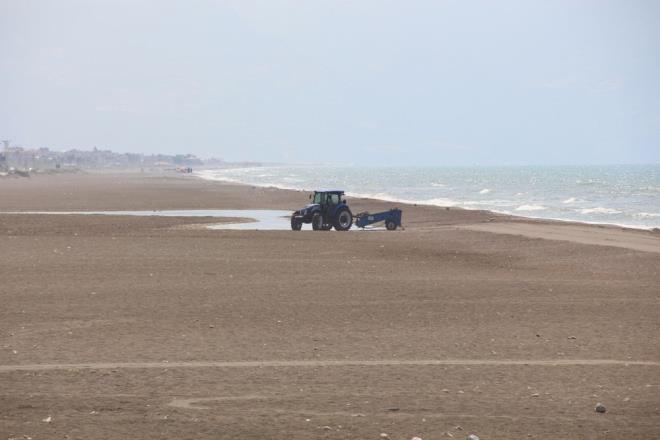 Denizdeki aknt sebebiyle metal para byklnde birtakm atklarn Samanda sahiline geldiini belirten Doan, " Arkadalarmz sahildeki bu partiklleri topluyorlar, hem denizden hem karadan mdahalemiz devam ediyor. Gemilerin kullanaca birtakm materyaller skenderun Liman'na dn ulat, 11 konteynerle gelen bu materyaller hem mevcut denizdeki gemilerimiz hem de ilave gelecek gemilerimiz tarafndan kullanlacak" diye konutu.