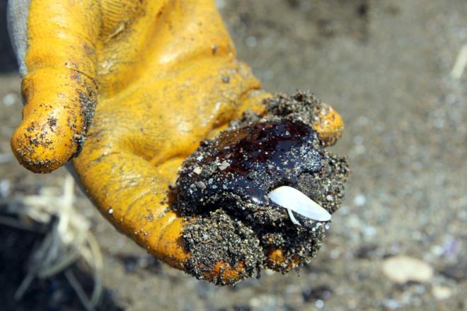 Suriye'de bir enerji santralinden yaylan petrol sznts Akdeniz kysndaki lkeleri tehdit ederken, petrol atklar Hatay'n Samanda sahiline ulat.    Dnden bu yana sahile vuran petrol atklar, Hatay Bykehir Belediyesi ve Sahil Gvenlik ekiplerince temizleniyor.