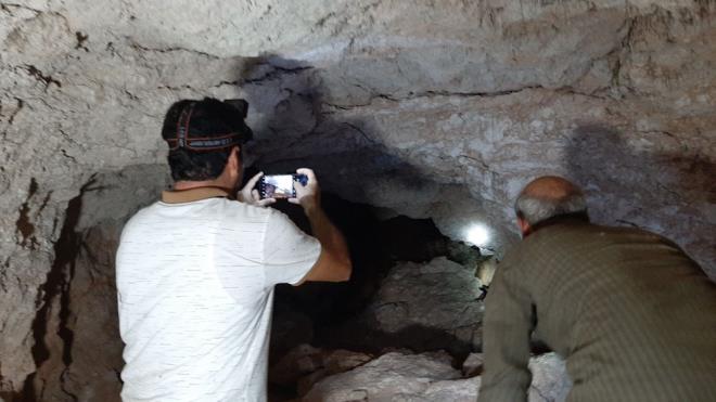 Adyaman Mze Mdr Mehmet Alkan ve beraberindeki grevliler, ihbar zerine belirtilen yere geldi. Belirtilen tnele girmek iin Mze Mdr Mehmet Alkan ve grevlileri, bir insann girebilecei kadar alan delikten iple sarkarak aa inildi.