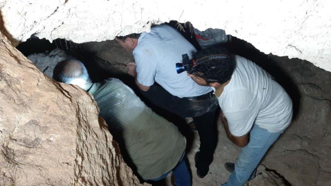 Adyaman Mze Mdr Mehmet Alkan, foseptik ukuru kazarken ortaya kan yapyla ilgili ihbar zerine olay yerine geldiklerini belirterek, ?ncelemeler sonrasnda ieriye girdik. eride de bir tnel yapsnn 3?e ayrlm ekilde grdk. nsan eliyle yaplm olan izleri grdk. Ortaa dnemine ait olan bu tnel yaps nemli bir yap olarak karmza kyor. Yaklak 80 metre uzunluunda, dier 2 tnelde 20 metre uzunluunda fakat kmeler olutuu iin net bir uzunluk veremiyoruz? diye konutu.