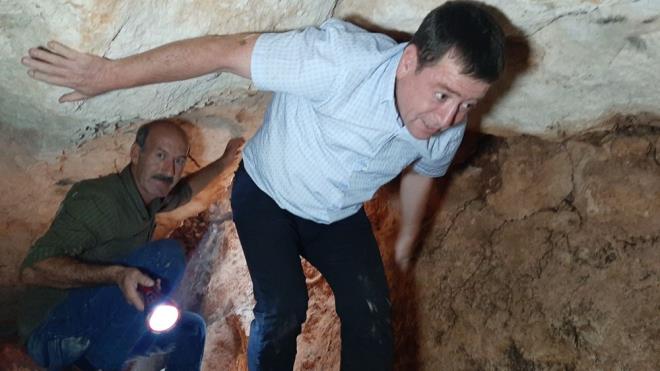 Tnele girildiinde yer yer kmelerin olduu fark edildi. Bu kmelerin blgede daha nce yaplan su sondaj nedeniyle meydana gelmi olabilecei tahmin ediliyor. Tnel ierisinde incelemede bulunan Alkan ve grevliler, tnelin yaklak 80 metre uzunluunda olduu, 3 kola ayrldn tespit etti. Genilii 5 metreden fazla olan tnelin askeri amala kullanlm olabilecei ifade ediliyor.