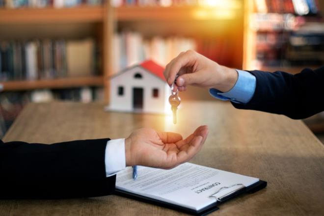 "ESK KRACILARI BAHANEYLE IKARIYORLAR"  Rumeli Hisar blgesinde gayrimenkul danmanl yapan Samet Ylmaz, kiralk dairelerin boald gibi ertesi gn yeni kiracya verildiini syledi. Eski kiraclarn dk fiyattan oturduunu, yabanclarn gelmesiyle fiyatlarn da ykseldiini belirten Ylmaz, ?Ev sahipleri kiraclar ?olum, kzm evlenecek? gibi bahanelerle karp yksek fiyattan kiraya vermeye balad. rencilerden de talep var? dedi.    Kiralamalarda yksek rakaml evlere de talep olduunu kaydeden Ylmaz, ?Ev olmad iin bu fiyatlar kabul ediyorlar. Kiralk ev sras var. Gnde 20-30 telefon alyoruz. Etiler?de de kentsel dnm var. Yeni binalarda 6-7 bin lira olan kiralk daireler 13 bin liraya kadar kt. 2+1, 3+1 daireler 18 bin liraya kadar kyor. 2-3 yl nce 6-7 bin liraya evleri veremiyorduk. imdi kiralklar boald gibi ertesi gn tekrar tutuluyor? diye konutu.    Ylmaz satlk dairelerde de fiyatlarn yzde 30 arttn syledi.