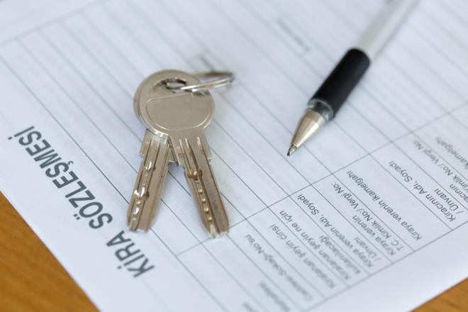 Kentsel dnm, yz yze eitimin balamas ve dn sezonuyla birlikte kiralk evlere olan talep adeta patlad.    Kiralk ev fiyatlar yzde 50?yi akn artarken, kiralanacak ev bulunamyor. Milliyet gazetesinden Aylin Rana Aydin stanbul?da Beyolu, Avclar, Kadky, Bahelievler ve Rumeli Hisar blgesinde hizmet veren emlaklarla konuyu konutu.