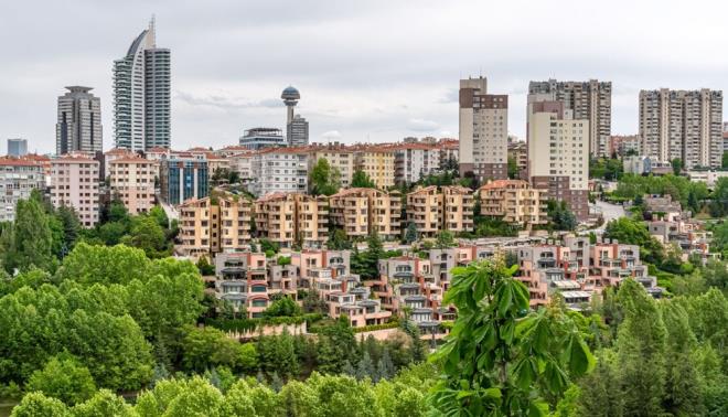 Cihangir?de emlaklk yapan Yaln Bayaztl, kiralk evler iin sra olduunu belirterek, "Fiyatlarda bin, bin 500 lira arasnda art var. Ne zaman kiralklar oalr, o zaman fiyatlar der? dedi.