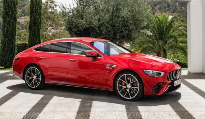 Arata yksek performansa katk iin standart gelen AMG Ride Control+ haval sspansiyon sistemi ve karbon seramik frenler yer alyor.