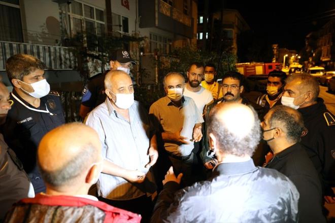 te yandan belediye ekipleri tarafndan mhrlenmesi yaplan bina, gvenlik glerine teslim edildii renildi.