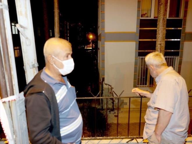 Tahliye edilen bina sakinlerinin bir ksm akrabalarna, 3 aileden oluan 11 kii de Bykehir Belediyesinin misafirhanesinde geceyi geirmek zere evlerinden ayrld.