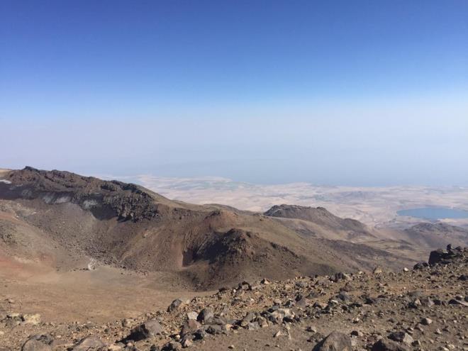 Trkiye ve Avrupa'daki daclk kulpleriyle ortaklaa zirve trmanlar gerekletirdiklerini syleyen zkaleden, " Daha nce Ar Da'na yaptmz trmanlarda buzullarn eriyerek atladn tespit etmitik. Bunlar bizim projemizin konu bal olan iklim deiikliinin artk felakete dntnn ok byk gstergeleri" dedi.