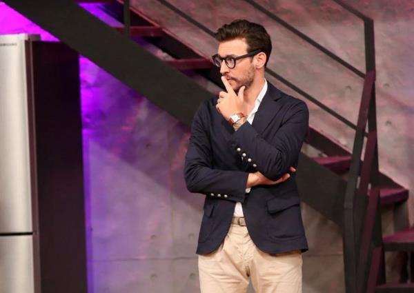 Prato kentinde a bir ailenin ocuu olan Danilo Zanna, 15 Nisan 1982?de tarihinde dnyaya geldi. Ei Tue Demirbilek ile tantktan sonra Trkiye'ye yerlemeye karar veren Zanna, kendisine bir restoran at. Zahide Yeti'in programnda eflik yapmaya balayan Danilo Zanna, daha sonra 'talyan i' adnda bir programla adn duyurdu.