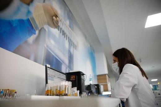 stanbul l Salk Mdrl Laboratuvar Hizmetleri Komisyonu Bakan ve Kanuni Sultan Sleyman Eitim ve Aratrma Hastanesi Bahekim Yardmcs Do. Dr. Cemal Kazezolu, yeni srele ilgili nemli aklamalarda bulundu. Do. Dr. Kazezolu, stanbul'da gnlk test kapasitesi bakmndan bir sorun yaanmayacan ve u anki altyap ile eitim personeli bata olmak zere PCR test zorunluluu olan her kesime testlerinin rahatlkla yaplabileceini syledi.