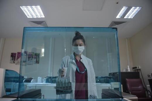 Ama bizim lkemizde bunun kararn verecek olan yer Bilim Kurulu. Bilim Kurulu tavsiyesi ile yrrle girerse, ileride bu ynde bir karar alnrsa da hzl testler tarama testi olarak kullanlabilir. Biz de ona gre bir planlamamz yapp kullanlabilir hale getirilebilir. Ama tabii Bilim Kurulu'nun tavsiyesi ok nemli burada."