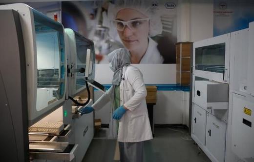 56 hastanede test verebilecekler  <br>  Kamuya ait 14 tane laboratuvara toplam 56 hastaneden PCR numunesi getirildiini vurgulayan Do. Dr. Kazezolu, "Yani sadece bu 14 laboratuvarn bulunduu hastaneler deil, vatandalarmz kendi ikametine en uygun 56 hastaneden istediine test yaptrmaya gidebilecek. Bu rnekler kuryelerimiz araclyla ana laboratuvarlarmza tanyor. Eitim personeli olan grup, hastaneye bavurduunda kimlii ile eitim personeli olduunu beyan ettiinde testini yaptrabilecek" diye konutu.