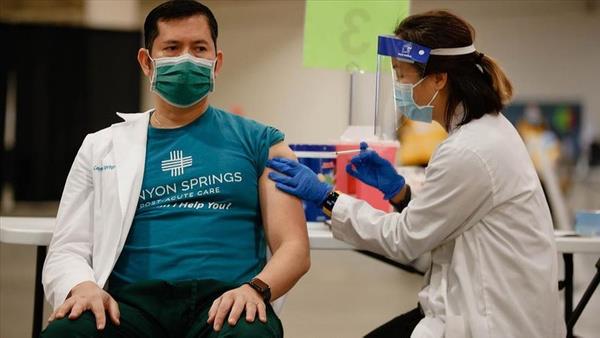 Gemie gre kyasladmzda, geen Mart aynda, Ekim aynda ya da daha nceki pik dnemlerinde yaadklarmz simle ettiimizde u ortaya kyor ki aszlardaki hastalanma ya ortalamasyla, a olanlardaki ya ortalamas artk farkllam durumda. Siz a olduunuz zaman eer yanda hastalnz varsa ve baklk sisteminiz iyi deilse bile hastalanma riskiniz var ama ok azalm durumda. Ayn ekilde youn bakma dme riskiniz de azalyor. Verilerimiz de bunu gsteriyor zaten"