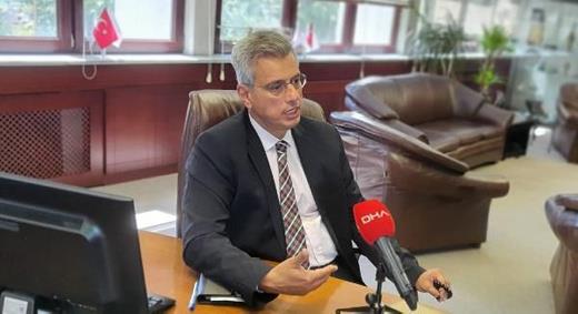 stanbul'daki son durumu deerlendiren l Salk Mdr Prof. Dr. Kemal Memiolu, "u anda bizim gzlemlerimiz ve bilim dnyasnn da ispatlad ey u: A olduunuz zaman lm riskiniz 10'da 9 azalyor. Youn bakma dme oranlar da azalyor. Eer baka bir hastalnz yok ise, youn bakmdaki ya ortalamas da ok dmyor. u an stanbul'da youn bakmda yatan hastalarmzn, a olanlarn ki bunlar esasna bir sre nce alanm ama 3. dozlarn ihmal etmi ya da tek doz al yani eksik al hastalarmz, ya ortalamas 78. Ancak hi alanmam olduunda youn bakm hastalarnda ya 55'e dyor.