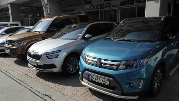 EN AZ SATILANLAR  Otomobil satlarnda geen ay 41 markann yer ald listede, Bentley ve Smart hari tm markalardan sat yapld.