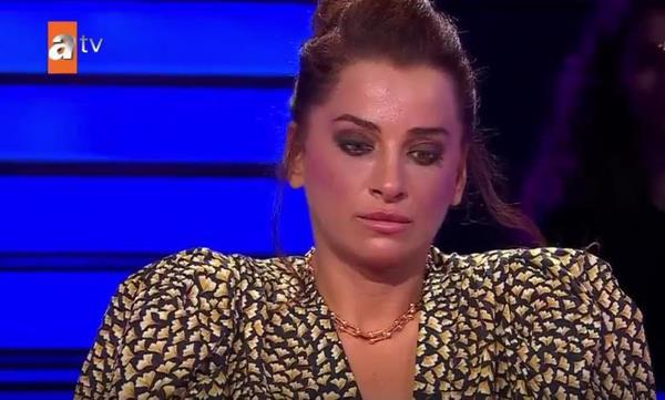 O anlarda ise stdyo buz kesti ve yarmac hibir para kazanamadan yarmadan elendi.  <br>  te Twitter'da alay konusu olan yarmacyla ilgili atlan tweetler...